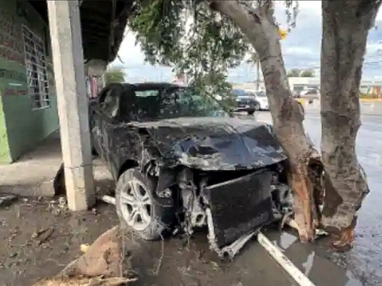 Vehículo con placas de Texas impactado contra árbol en colonia Infonavit de Nuevo Laredo