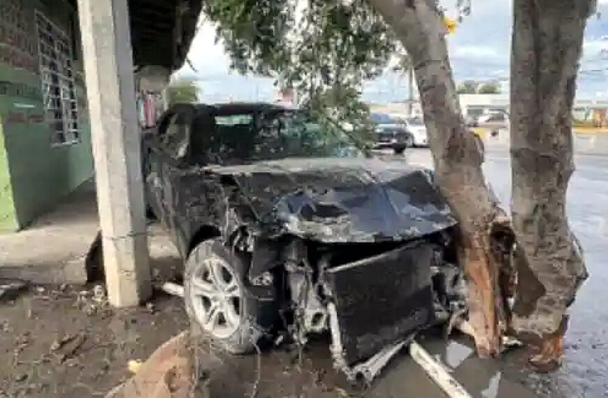 Vehículo con placas de Texas impactado contra árbol en colonia Infonavit de Nuevo Laredo