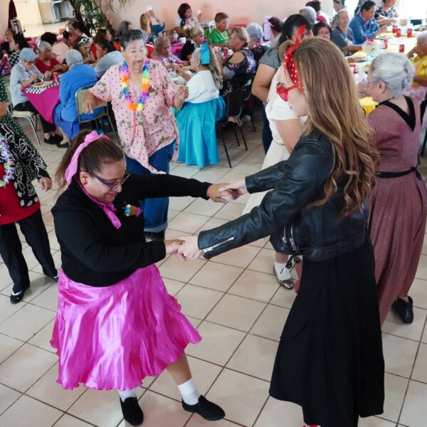 Celebran con mucha alegría el Día de las Madres en la Casa Club del Adulto Mayor