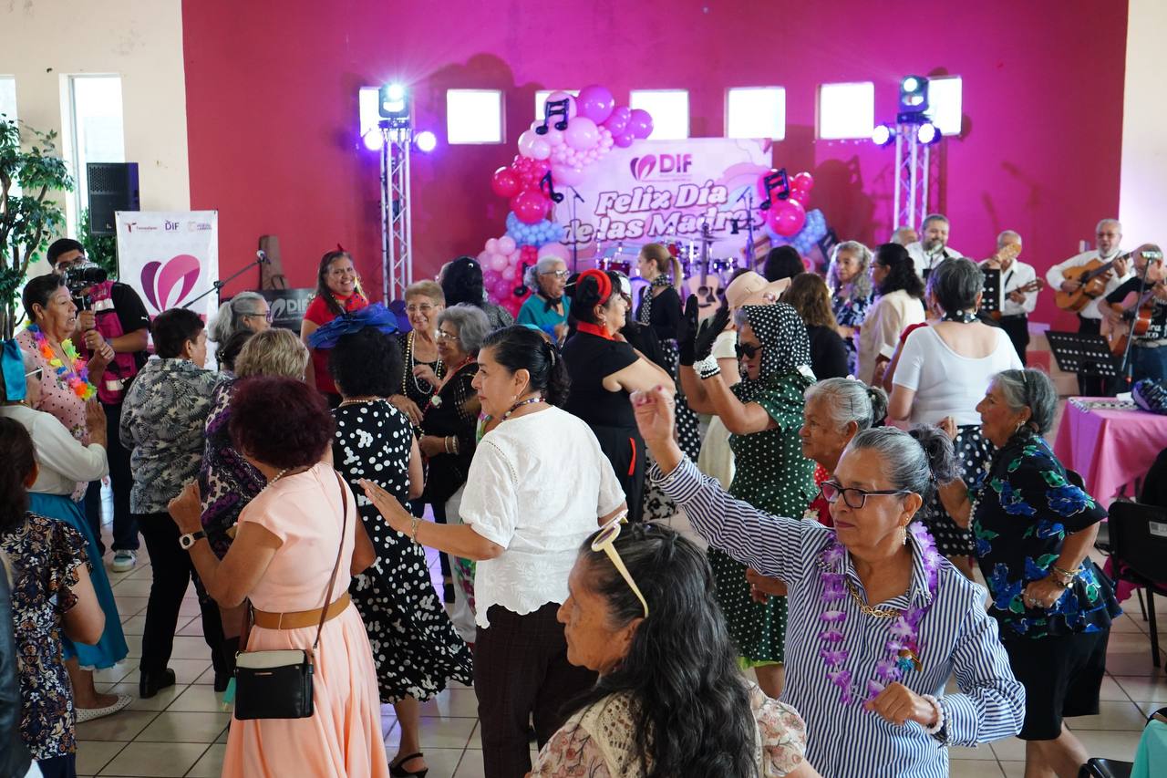 Madres adultas mayores celebran el Da de las Madres en la Casa Club del Adulto Mayor DIF Nuevo Laredo