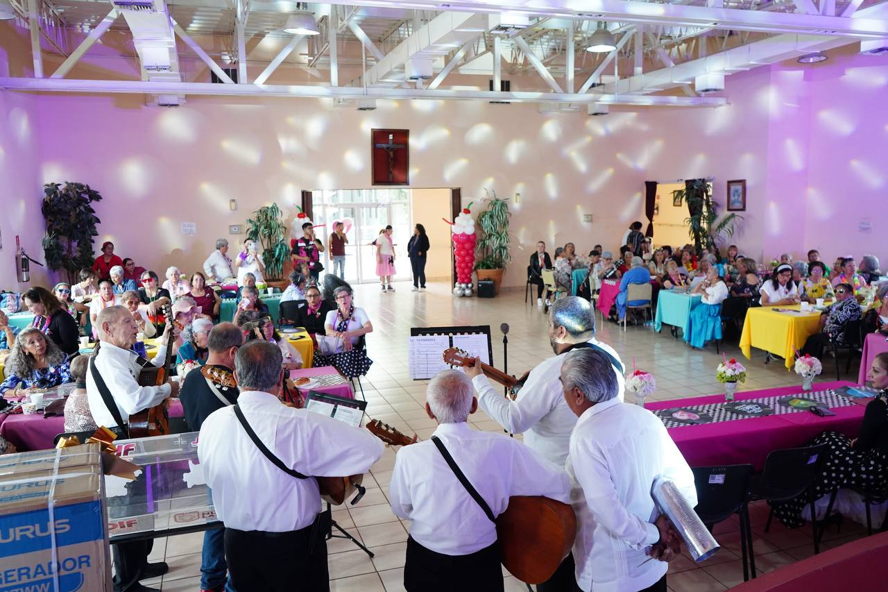 Madres adultas mayores celebran el Da de las Madres en la Casa Club del Adulto Mayor DIF Nuevo Laredo