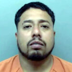 Policías en puente internacional detienen a hombre por secuestro infantil en Nuevo Laredo.