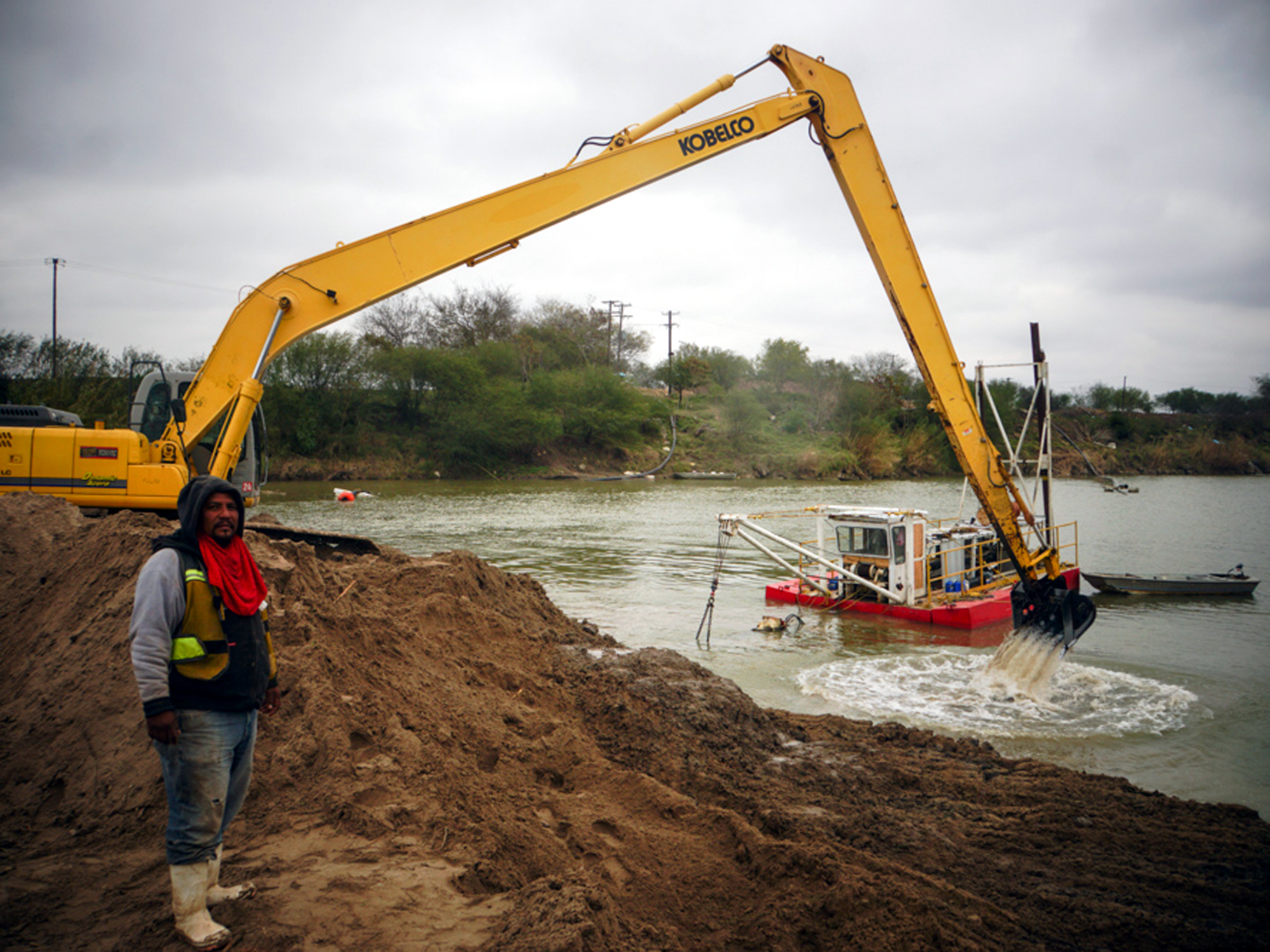 Trabajos de dragado en el Lago Casa Blanca y Río Bravo en Laredo como parte de la estrategia de defensa hídrica ante la sequía