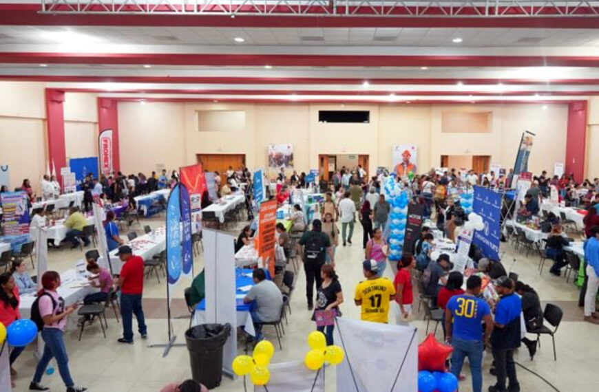 feria del empleo 2025 en el centro cívico de Nuevo Laredo