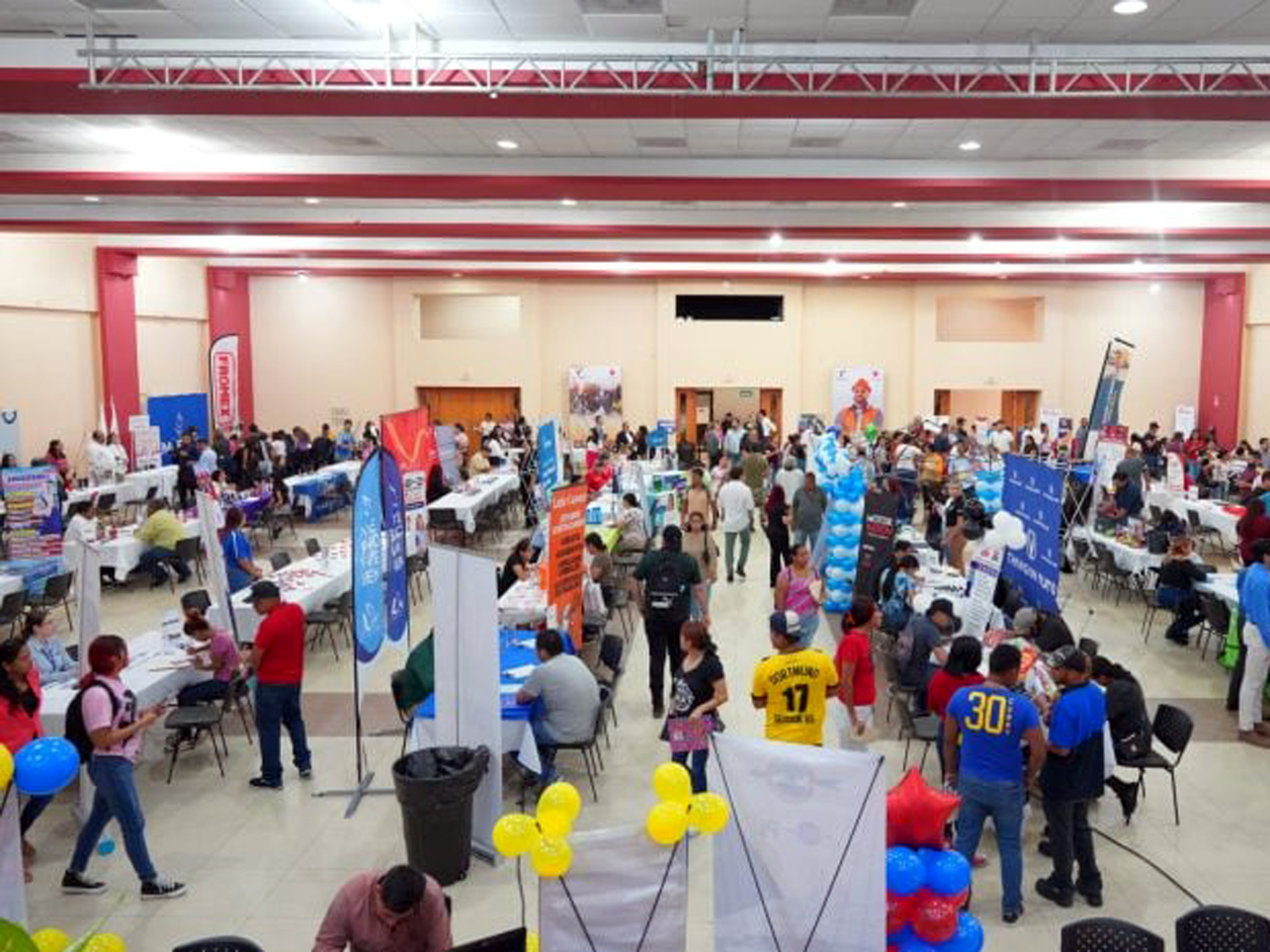 feria del empleo 2025 en el centro cívico de Nuevo Laredo