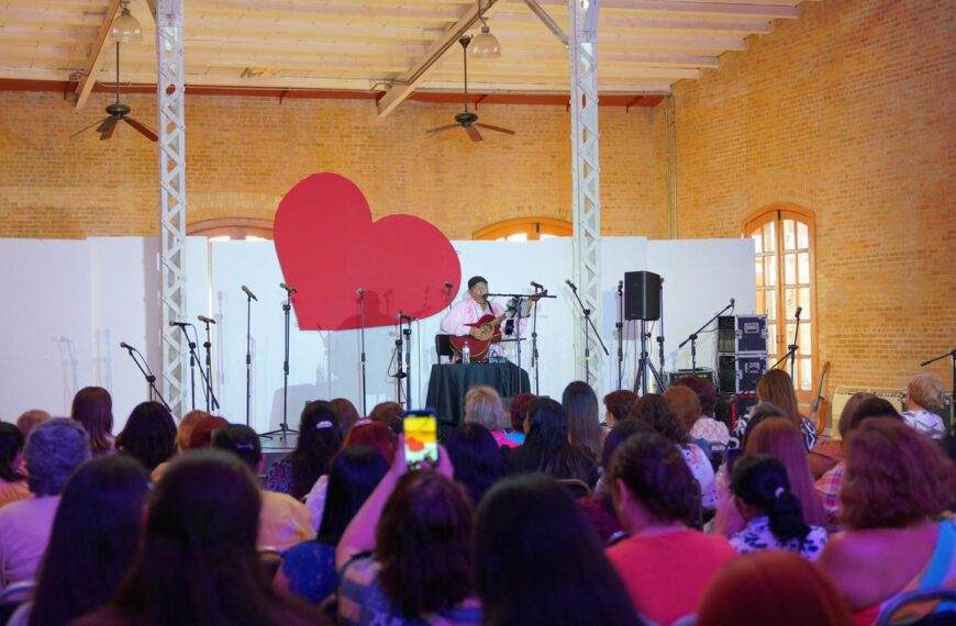 Arte y Cultura celebra madres de Nuevo Laredo con danzón, folclor y serenata romántica