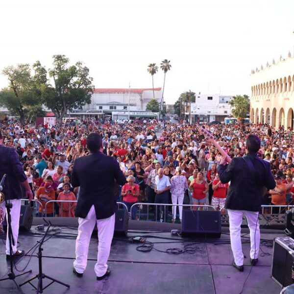 Escenario del Festival del Día de las Madres en Nuevo Laredo con público y grupo musical en vivo