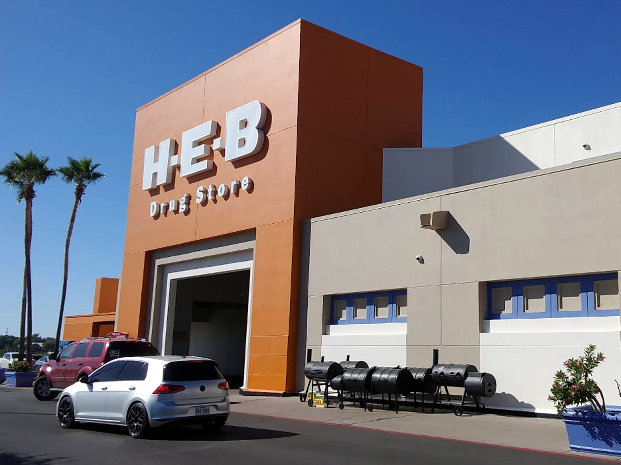 Zona de entregas donde ocurri el exhibicionismo en H-E-B Laredo