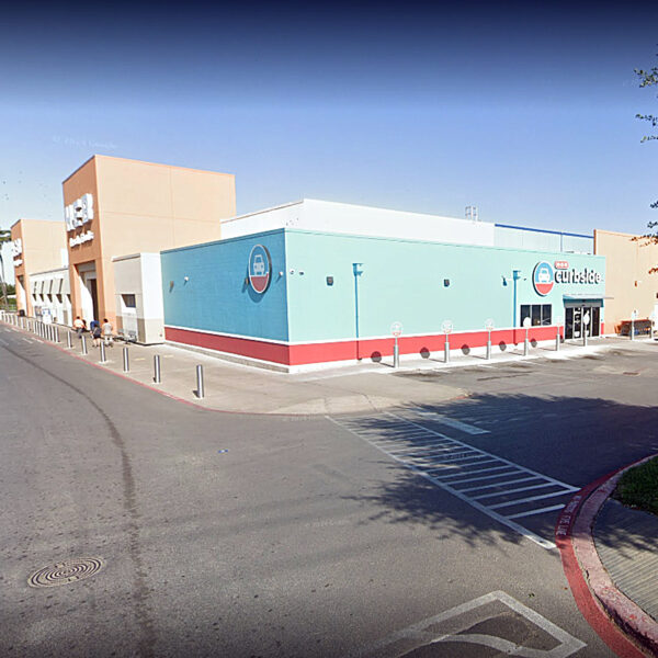 “Zona de entregas donde ocurrió el exhibicionismo en H-E-B Laredo.”