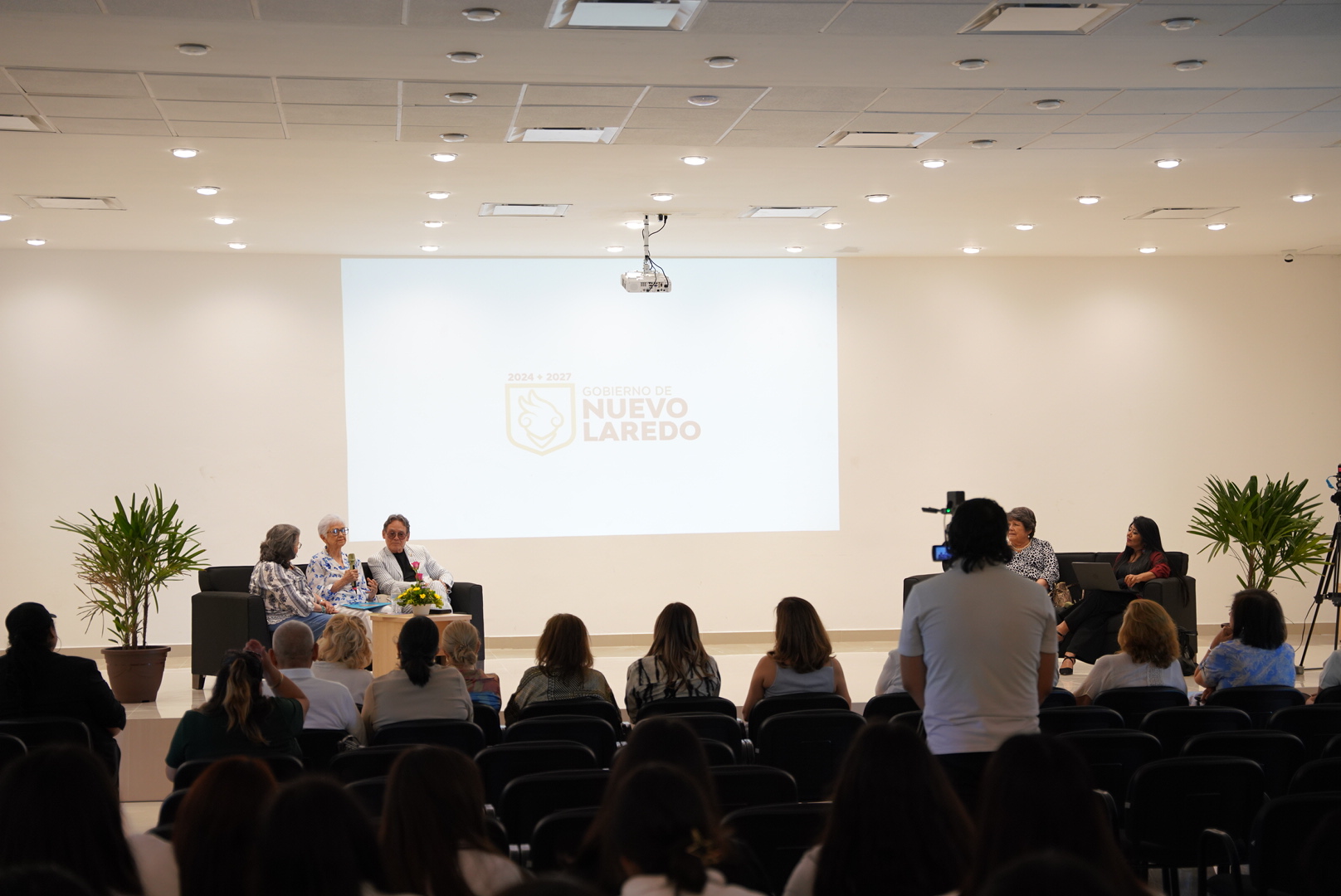 Escritoras locales rinden homenaje a Elena Poniatowska en la Infoteca de Nuevo Laredo durante conversatorio binacional