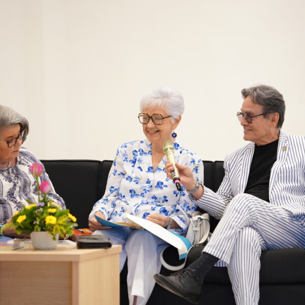 Escritoras locales rinden homenaje a Elena Poniatowska en la Infoteca de Nuevo Laredo durante conversatorio binacional.