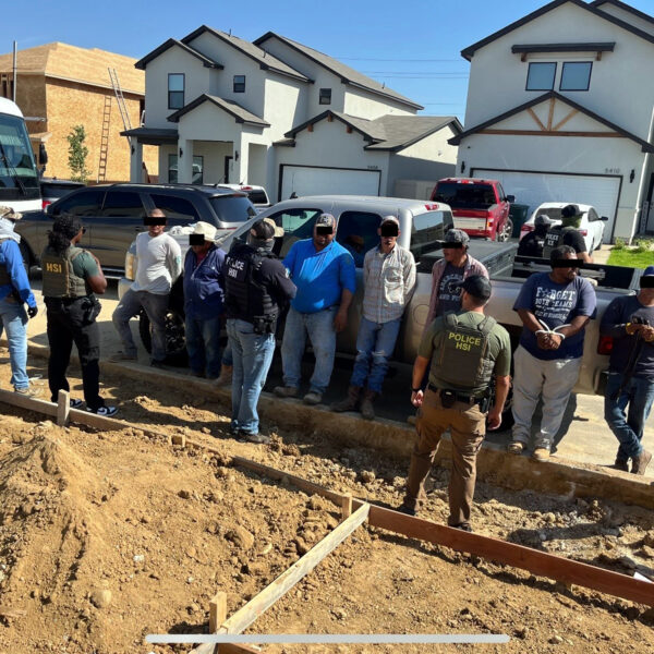 Agentes de ICE realizan operativo migratorio en sitios laborales de Laredo, Texas