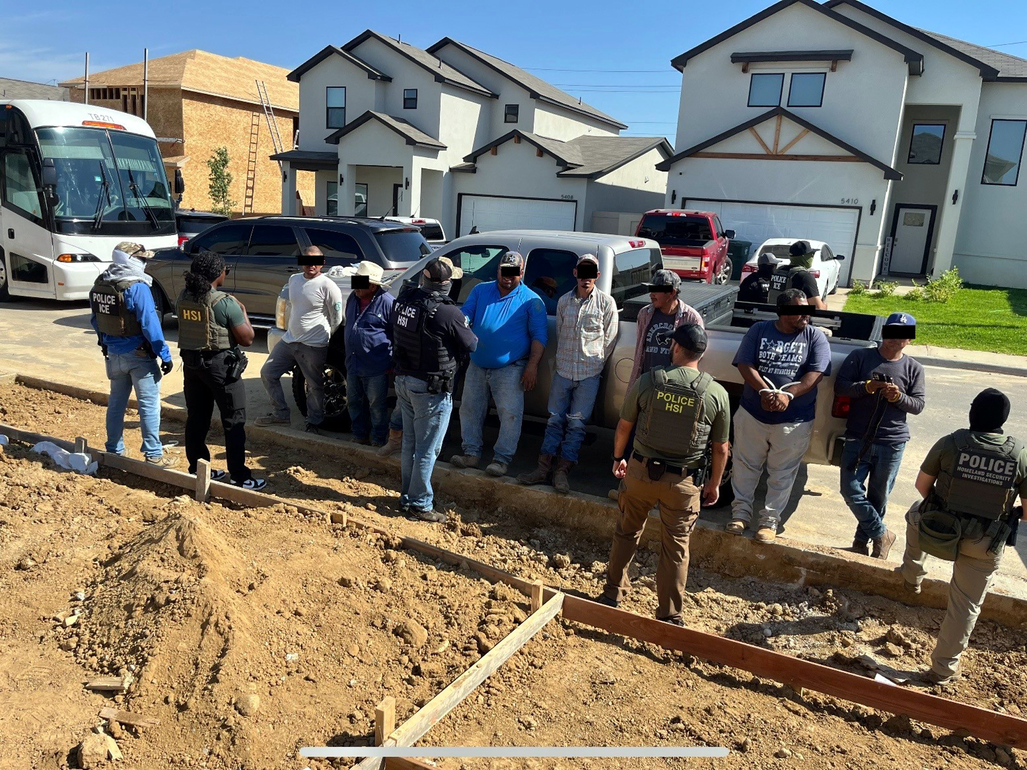 Agentes de ICE realizan operativo migratorio en sitios laborales de Laredo, Texas