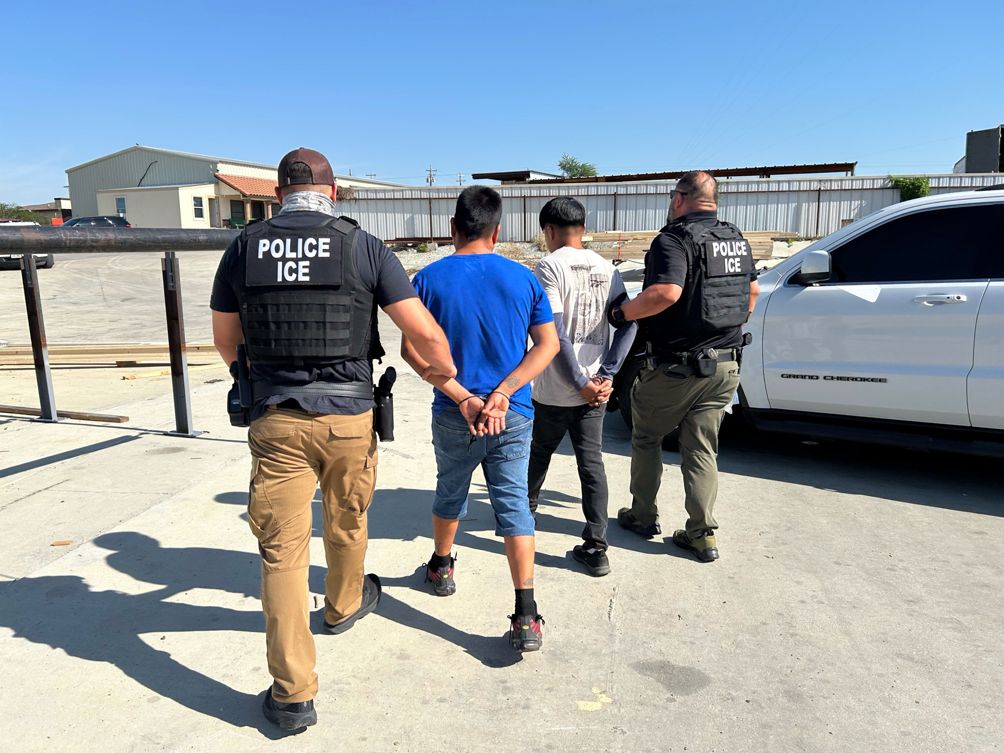 Agentes de ICE realizan operativo migratorio en sitios laborales de Laredo Texas