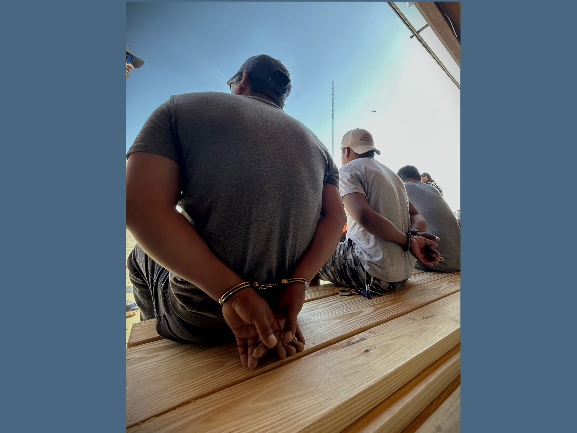 Agentes de ICE realizan operativo migratorio en sitios laborales de Laredo Texas