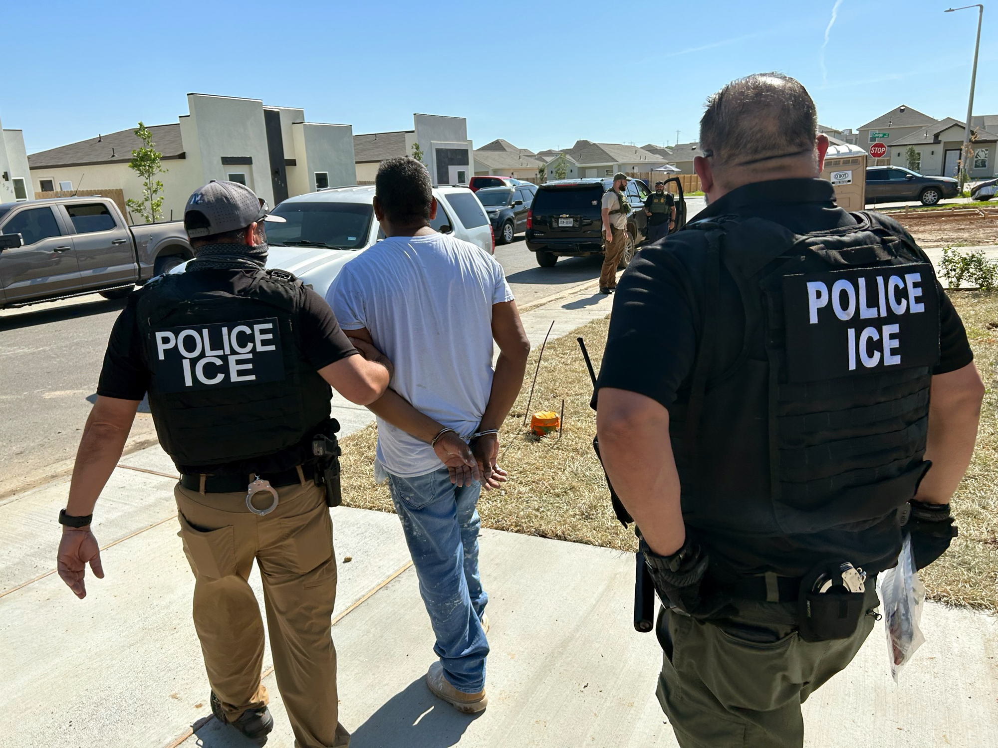 Agentes de ICE realizan operativo migratorio en sitios laborales de Laredo Texas