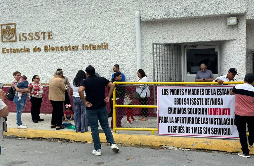 Madres trabajadoras afectadas por el cierre de estancias infantiles del ISSSTE en Nuevo Laredo protestan frente al inmueble clausurado