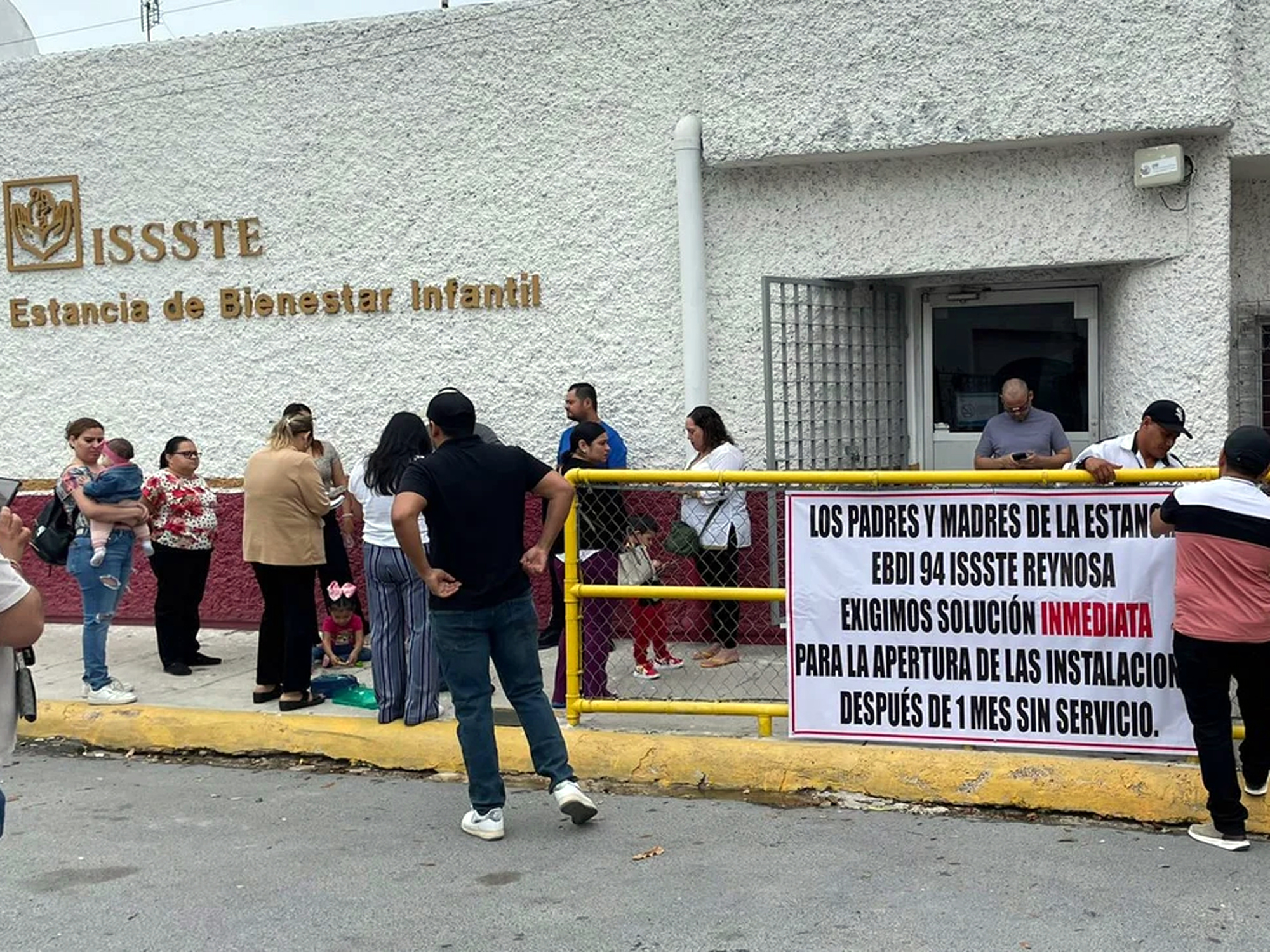 Madres trabajadoras afectadas por el cierre de estancias infantiles del ISSSTE en Nuevo Laredo protestan frente al inmueble clausurado