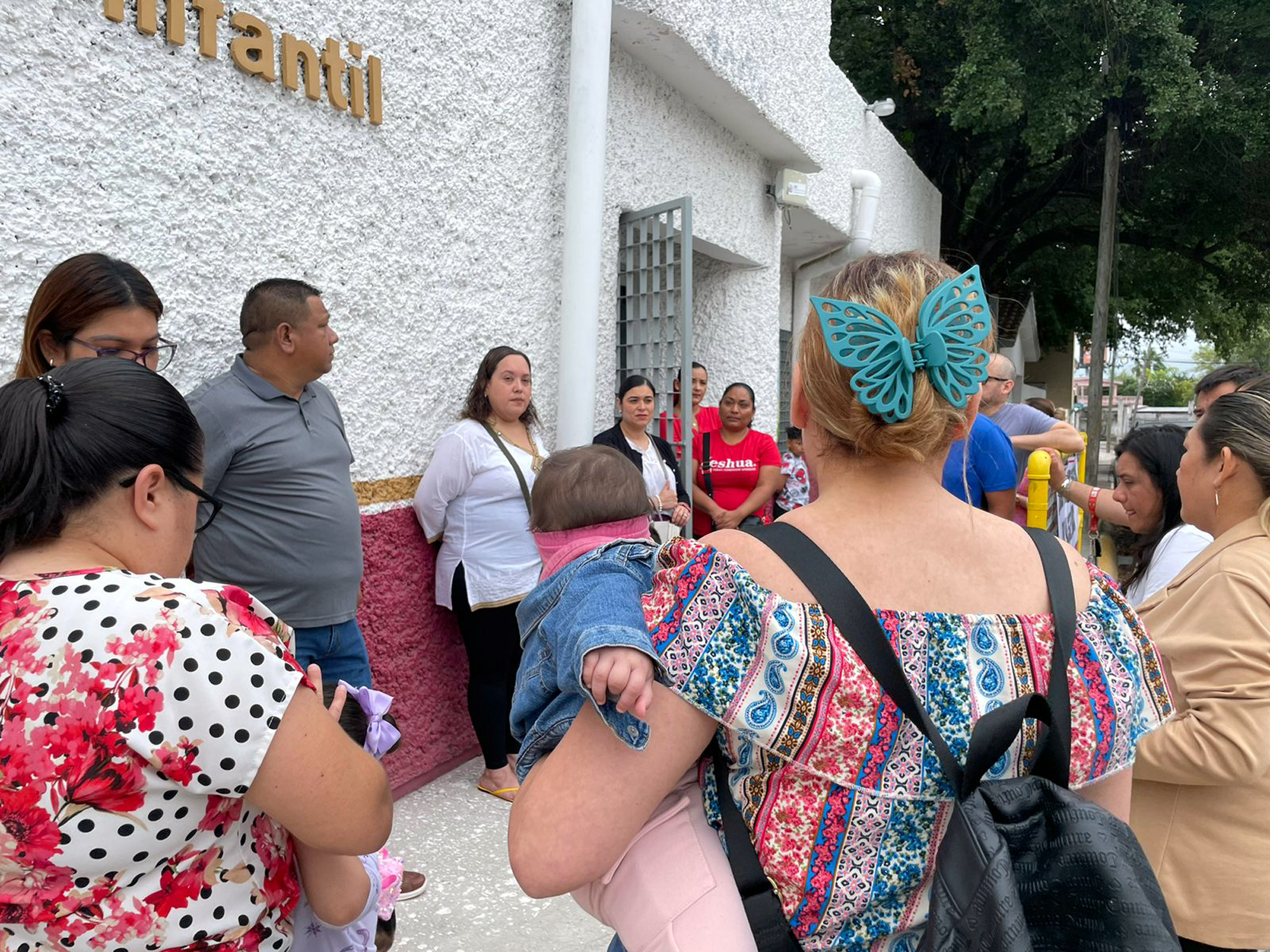 Madres trabajadoras afectadas por el cierre de estancias infantiles del ISSSTE en Nuevo Laredo protestan frente al inmueble clausurado