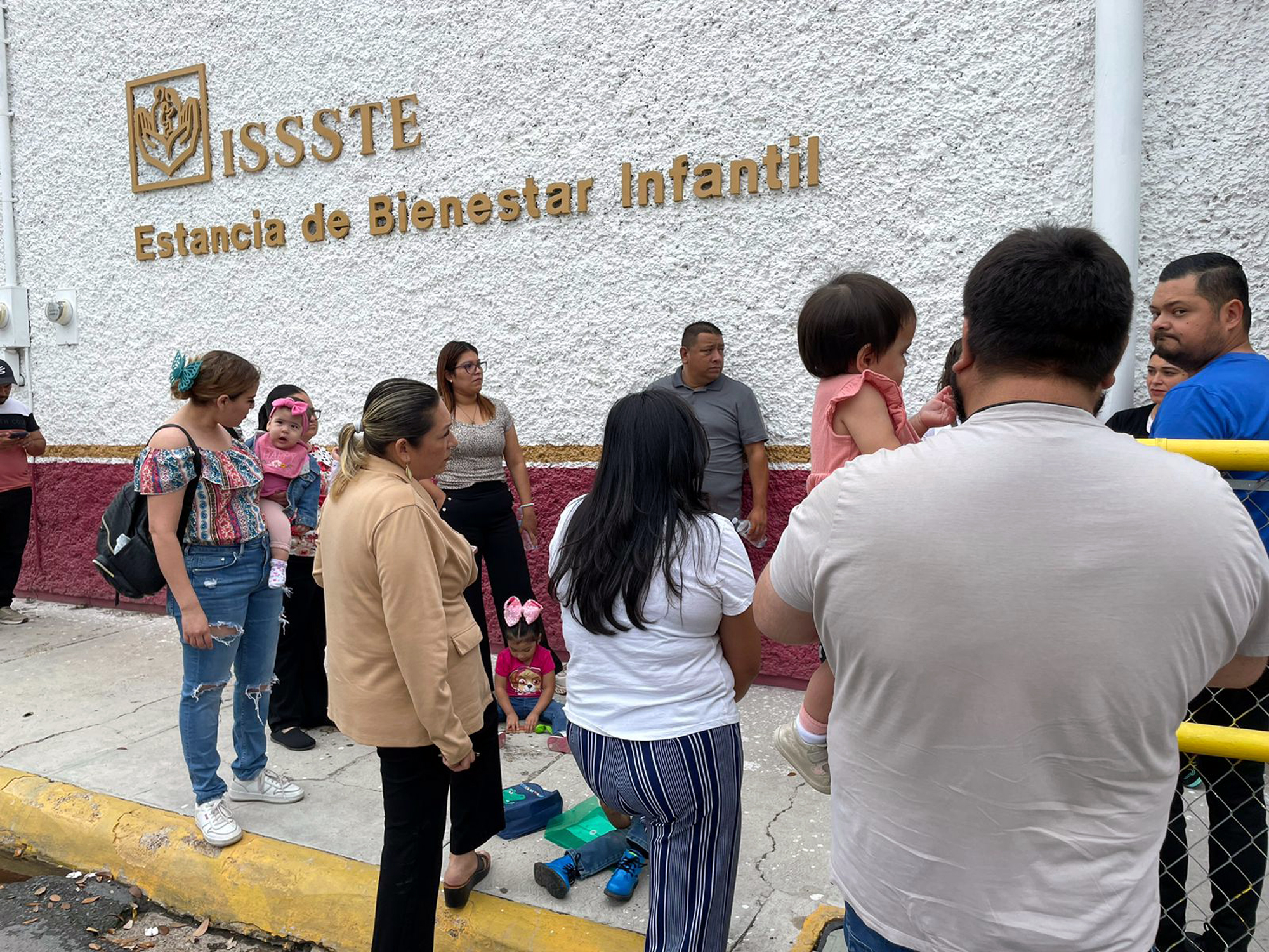 Madres trabajadoras afectadas por el cierre de estancias infantiles del ISSSTE en Nuevo Laredo protestan frente al inmueble clausurado