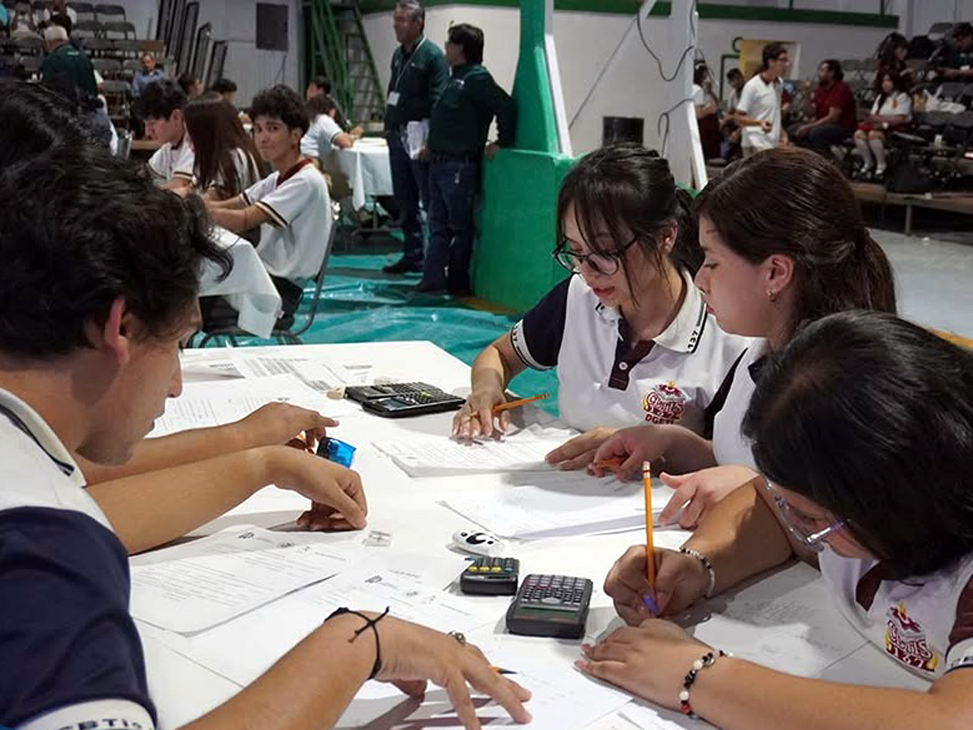 Más de 500 jóvenes compiten en física, lógica y matemáticas en el Tecnológico