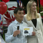 Jacob Rodríguez al momento de recibir las llaves de un Ford Escape 2025 por asistencia perfecta en Laredo ISD