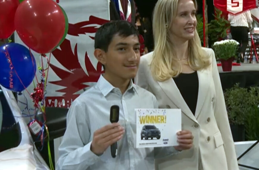 Jacob Rodríguez al momento de recibir las llaves de un Ford Escape 2025 por asistencia perfecta en Laredo ISD