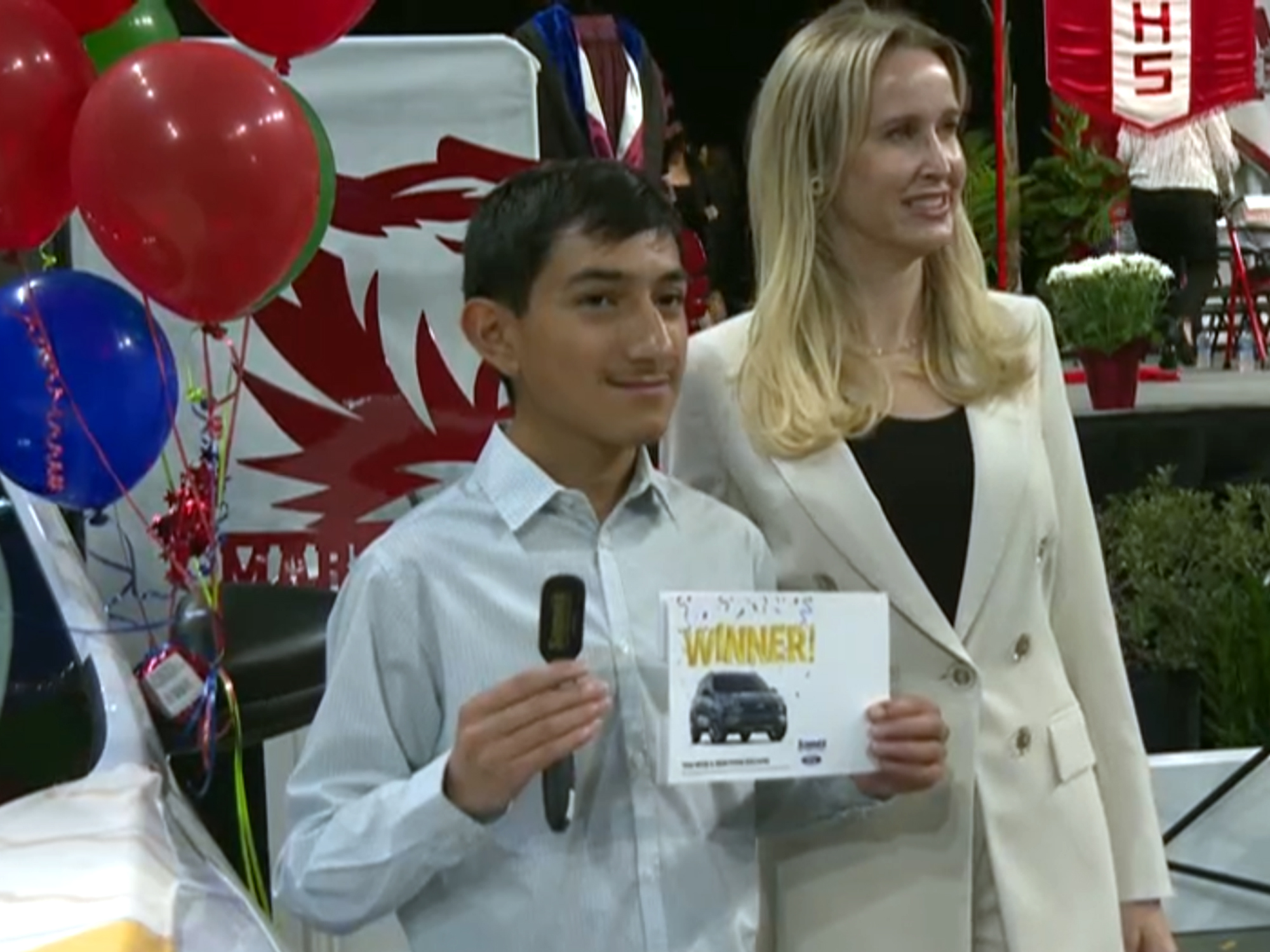 Jacob Rodríguez al momento de recibir las llaves de un Ford Escape 2025 por asistencia perfecta en Laredo ISD