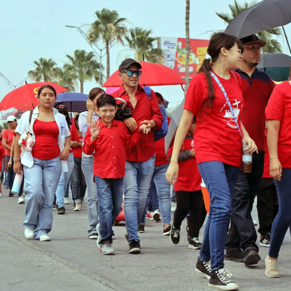 Fieles católicos celebran el Jubileo de la Esperanza en Nuevo Laredo frente a la Catedral del Espíritu Santo