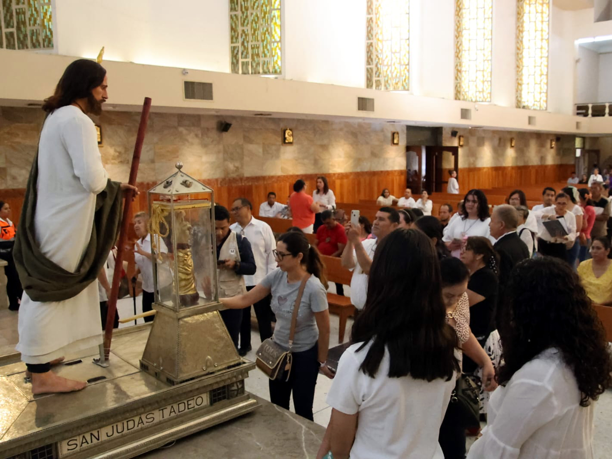 Fieles reciben las reliquias de San Judas Tadeo en la parroquia de Nuevo Laredo