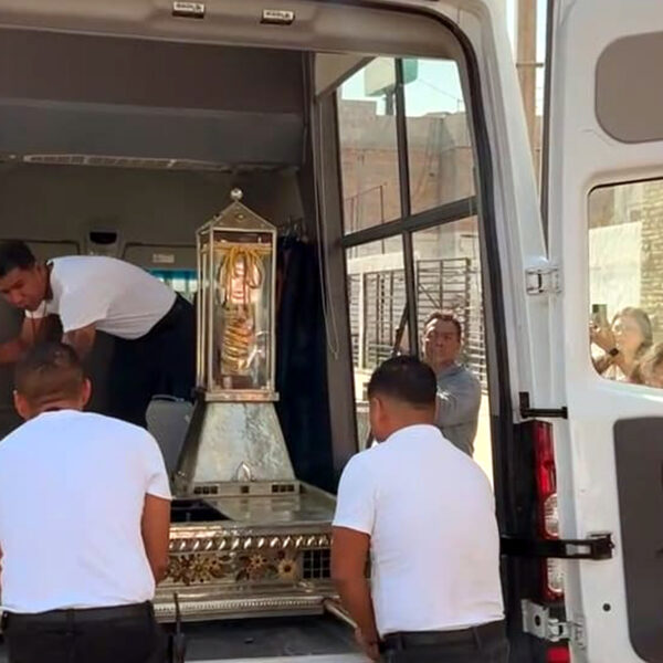 Fieles reciben las reliquias de San Judas Tadeo en la parroquia de Nuevo Laredo