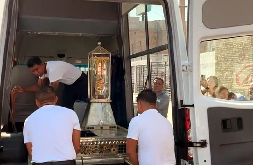 Fieles reciben las reliquias de San Judas Tadeo en la parroquia de Nuevo Laredo