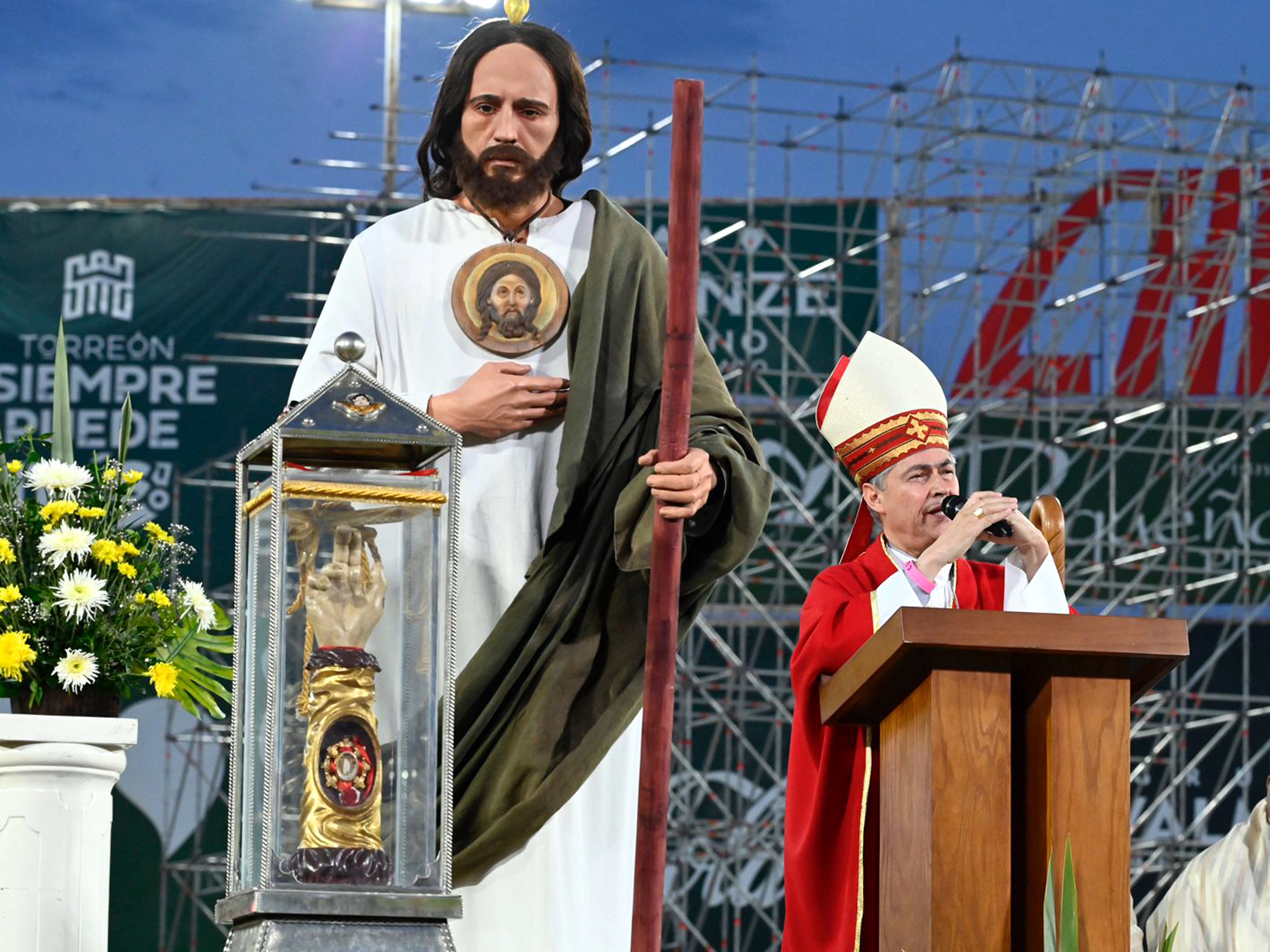 Fieles reciben las reliquias de San Judas Tadeo en la parroquia de Nuevo Laredo
