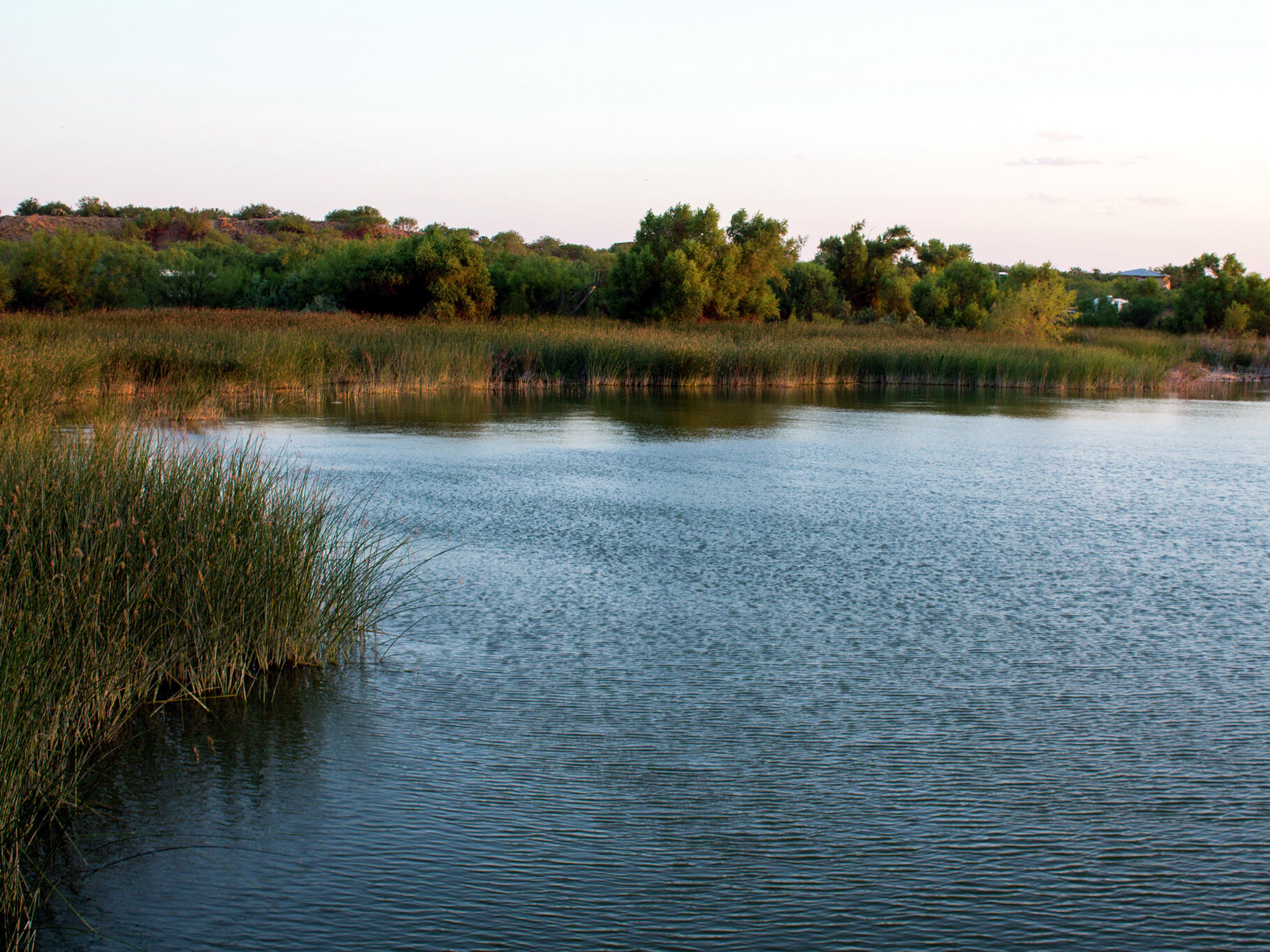 Trabajos de dragado en el Lago Casa Blanca y Ro Bravo en Laredo como parte de la estrategia de defensa hdrica ante la sequa