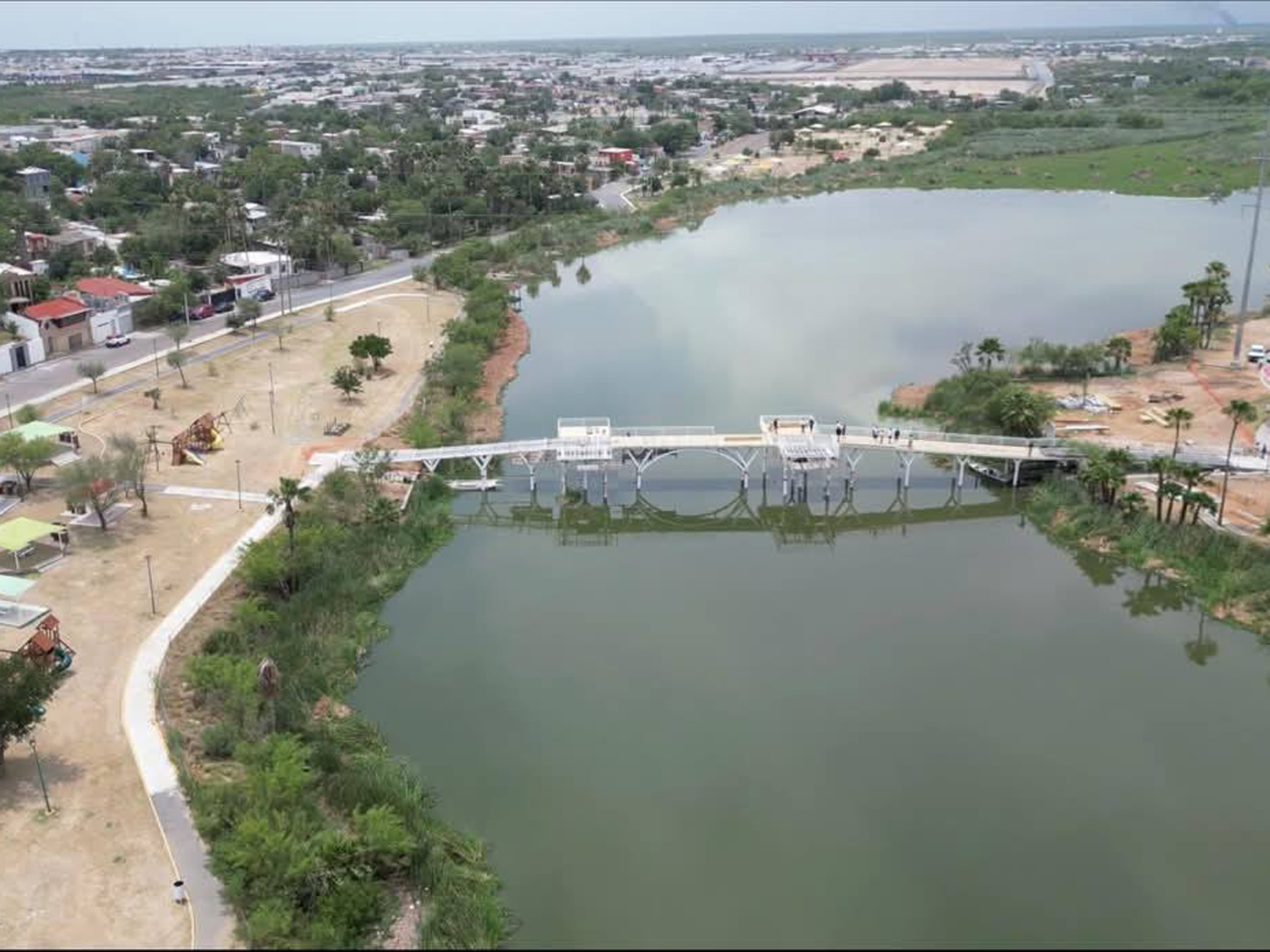 Vista area del puente peatonal en construccin en El Laguito