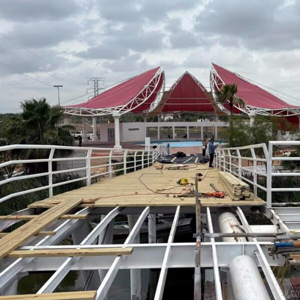 Detalle del ensamblaje estructural del nuevo puente peatonal