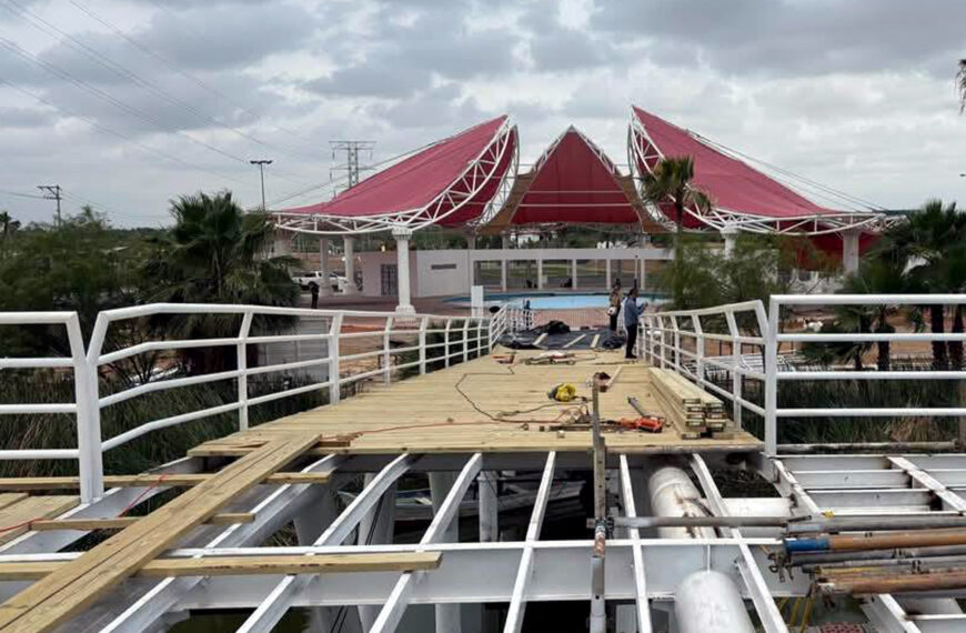 Detalle del ensamblaje estructural del nuevo puente peatonal