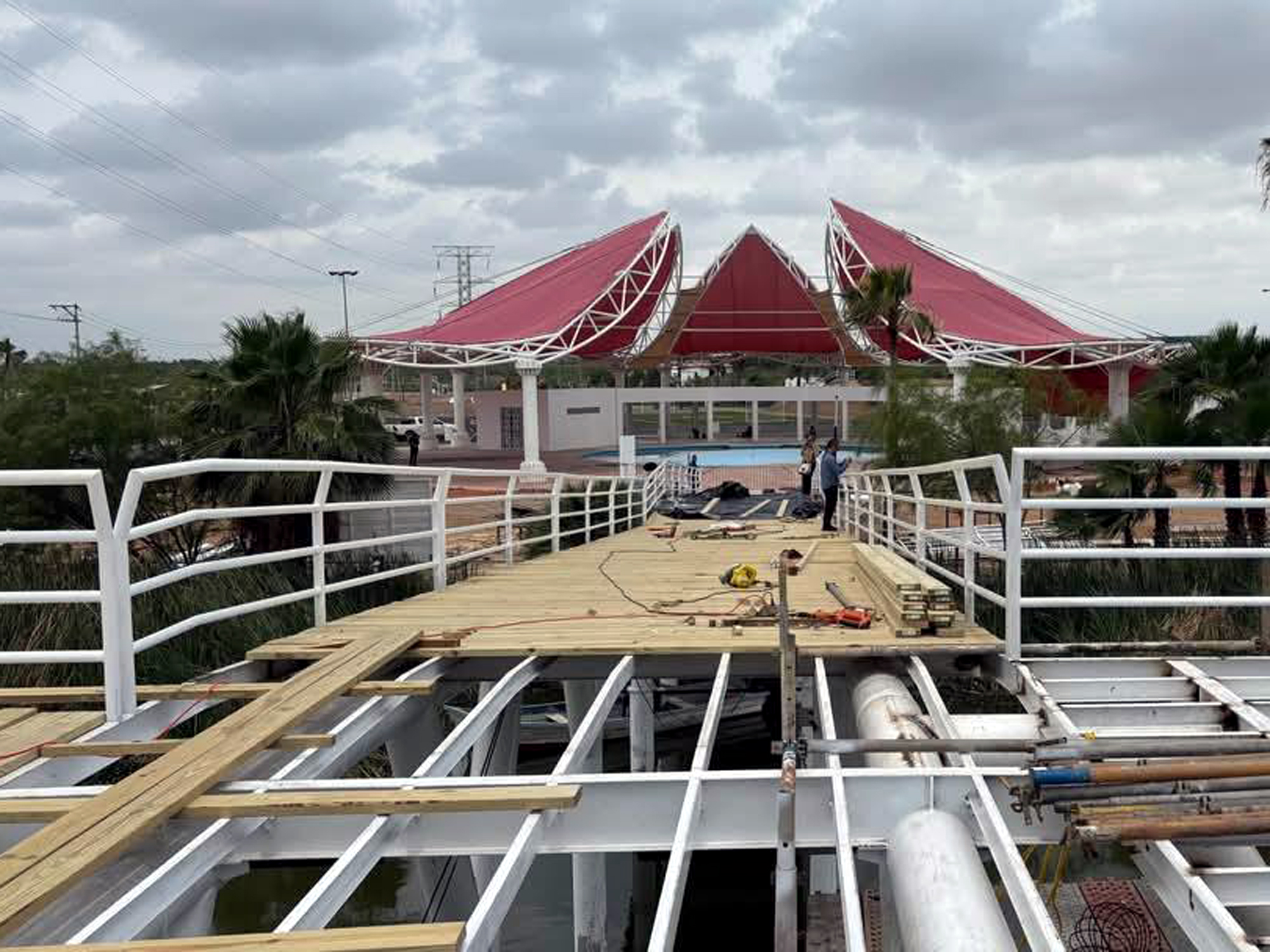 Detalle del ensamblaje estructural del nuevo puente peatonal