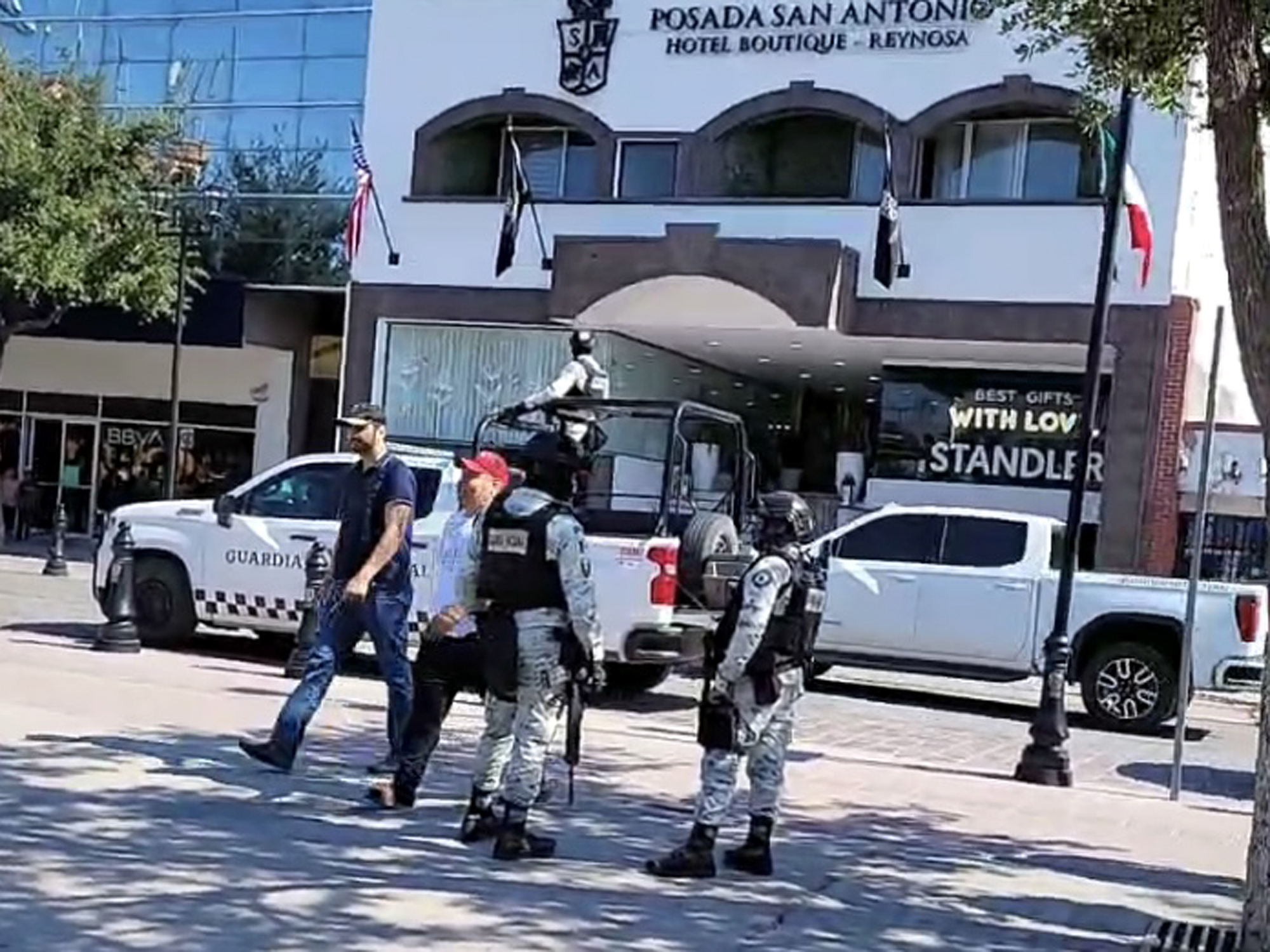 Guardia Nacional escolta a cuadrilla elctrica en hotel clausurado de Reynosa tras operativo antirrobo