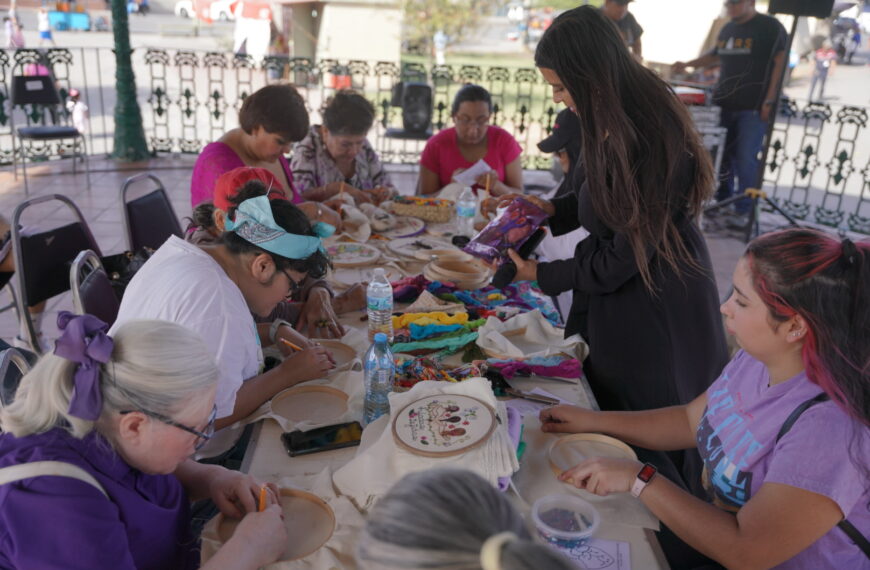 Puestos de artesanía en la Mercadita La Red en Plaza Hidalgo