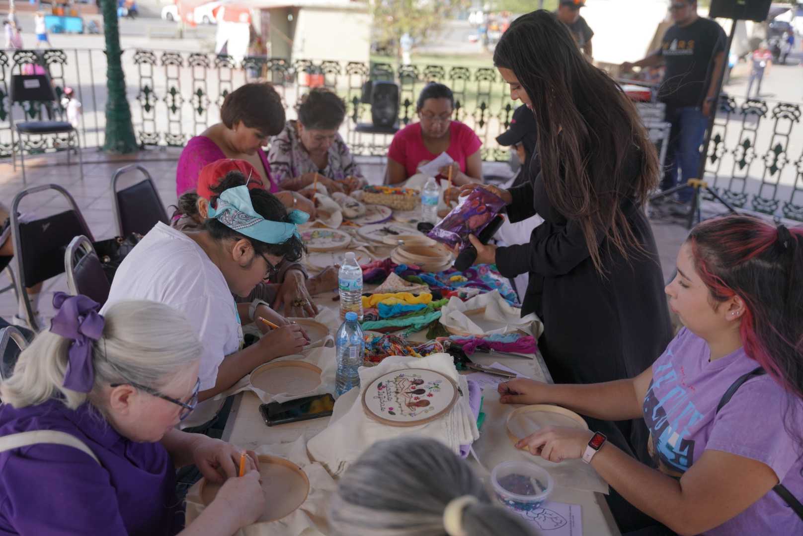 Puestos de artesanía en la Mercadita La Red en Plaza Hidalgo