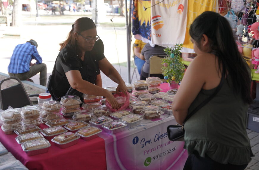 Puestos de artesanía en la Mercadita La Red en Plaza Hidalgo