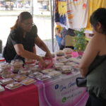 Puestos de artesanía en la Mercadita La Red en Plaza Hidalgo