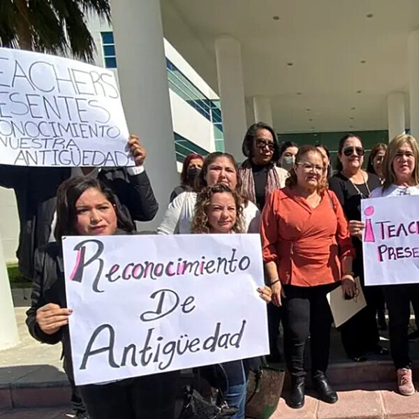 Secretario de Educación de Tamaulipas dormido en evento público mientras docentes exigen soluciones