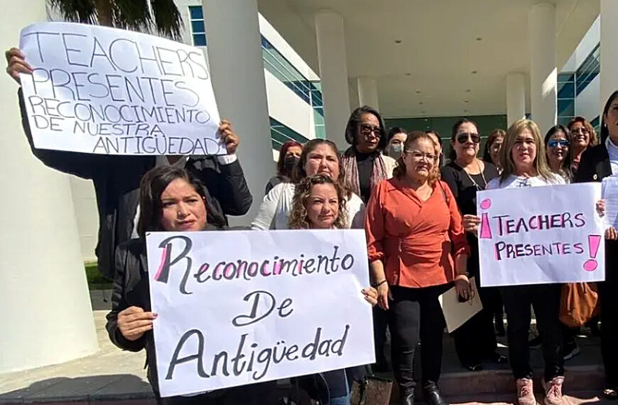 Secretario de Educación de Tamaulipas dormido en evento público mientras docentes exigen soluciones