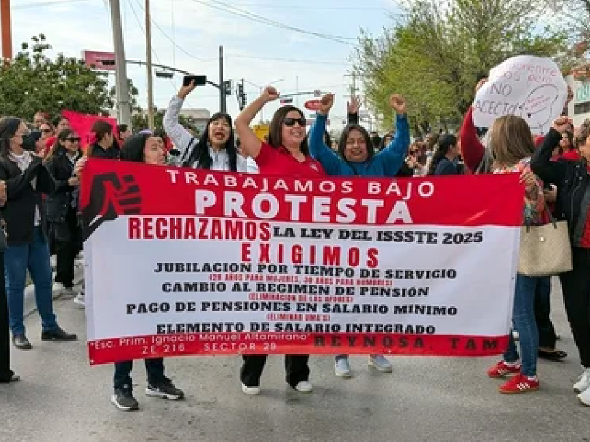 Secretario de Educacin de Tamaulipas dormido en evento pblico mientras docentes exigen soluciones