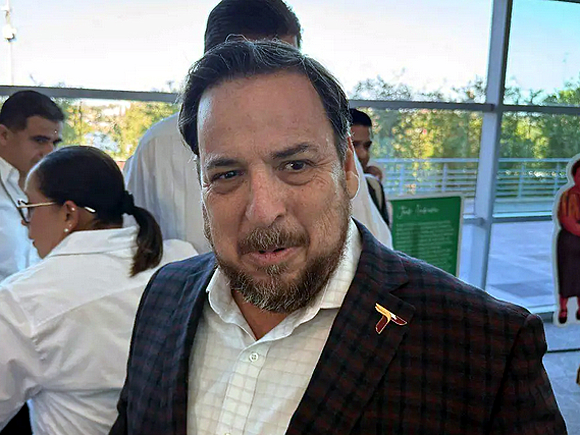 Secretario de Educacin de Tamaulipas dormido en evento pblico mientras docentes exigen soluciones