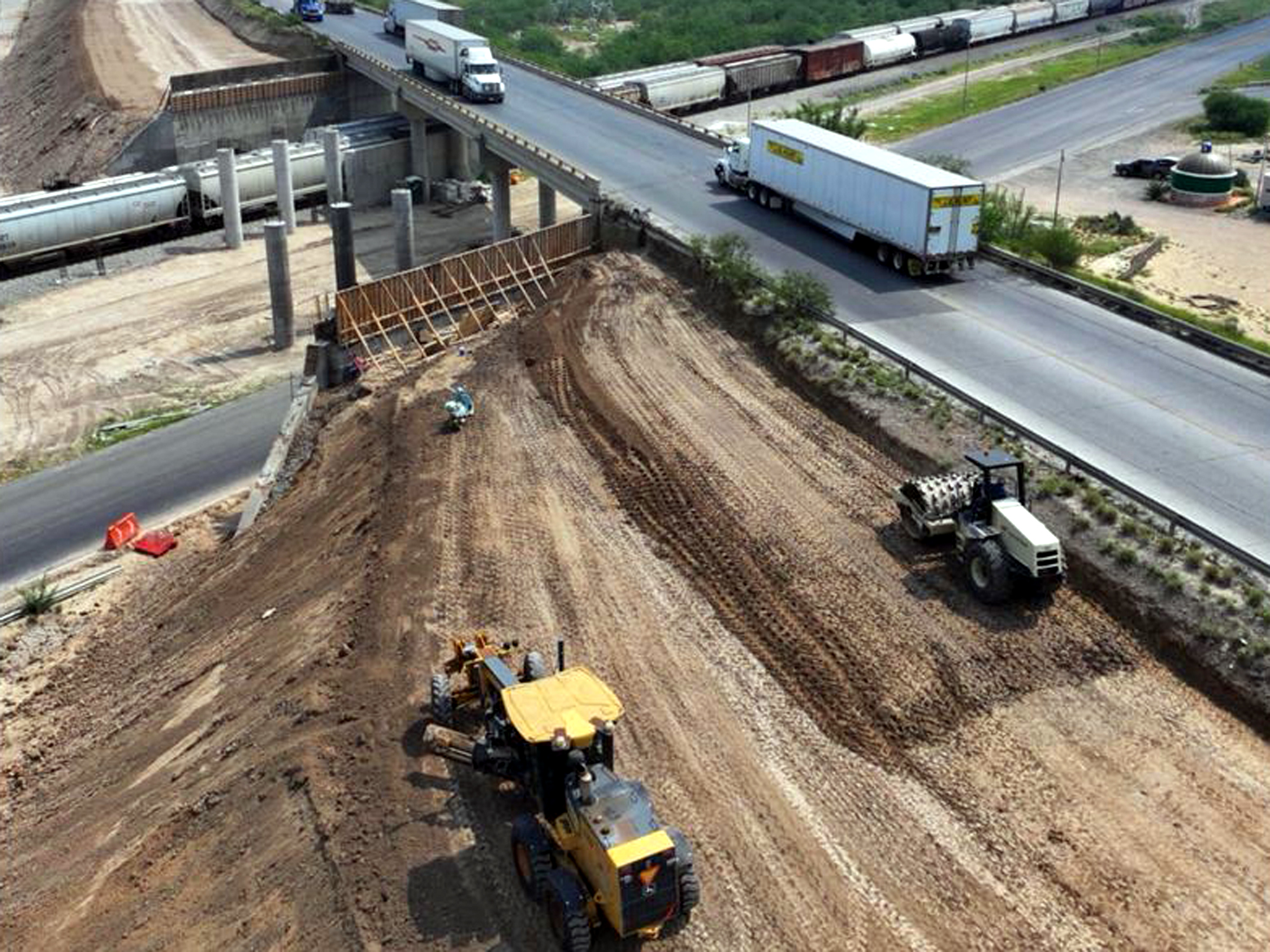 Obras de infraestructura en Nuevo Laredo contrastan con peajes en Colombia NL