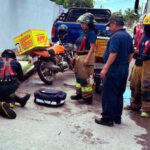 Paramédicos atienden a repartidor tras accidente de motocicleta en Nuevo Laredo.