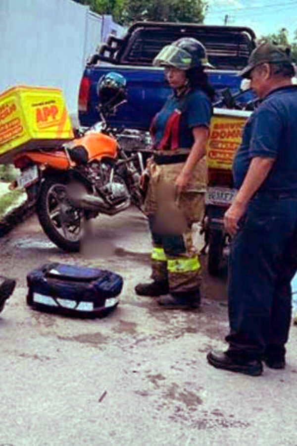 Paramédicos atienden a repartidor tras accidente de motocicleta en Nuevo Laredo.
